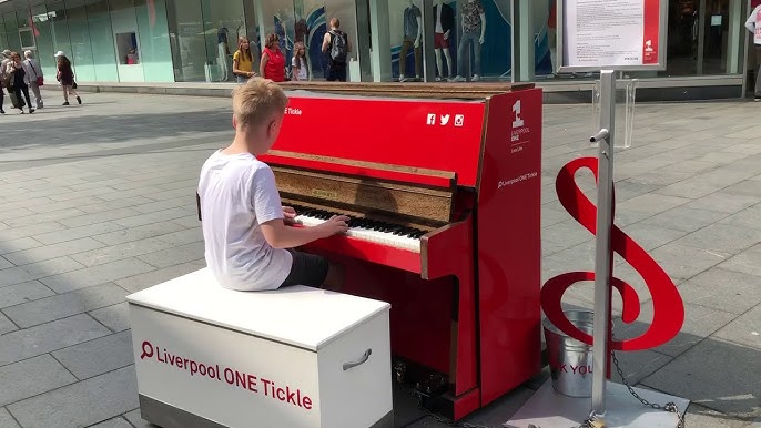 Amazing street pianist Harrison plays I Giorni by Ludovico Einaudi in  Liverpool - YouTube