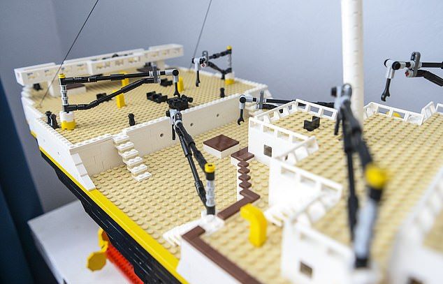Модель Титаника из Lego из 40 000 деталей