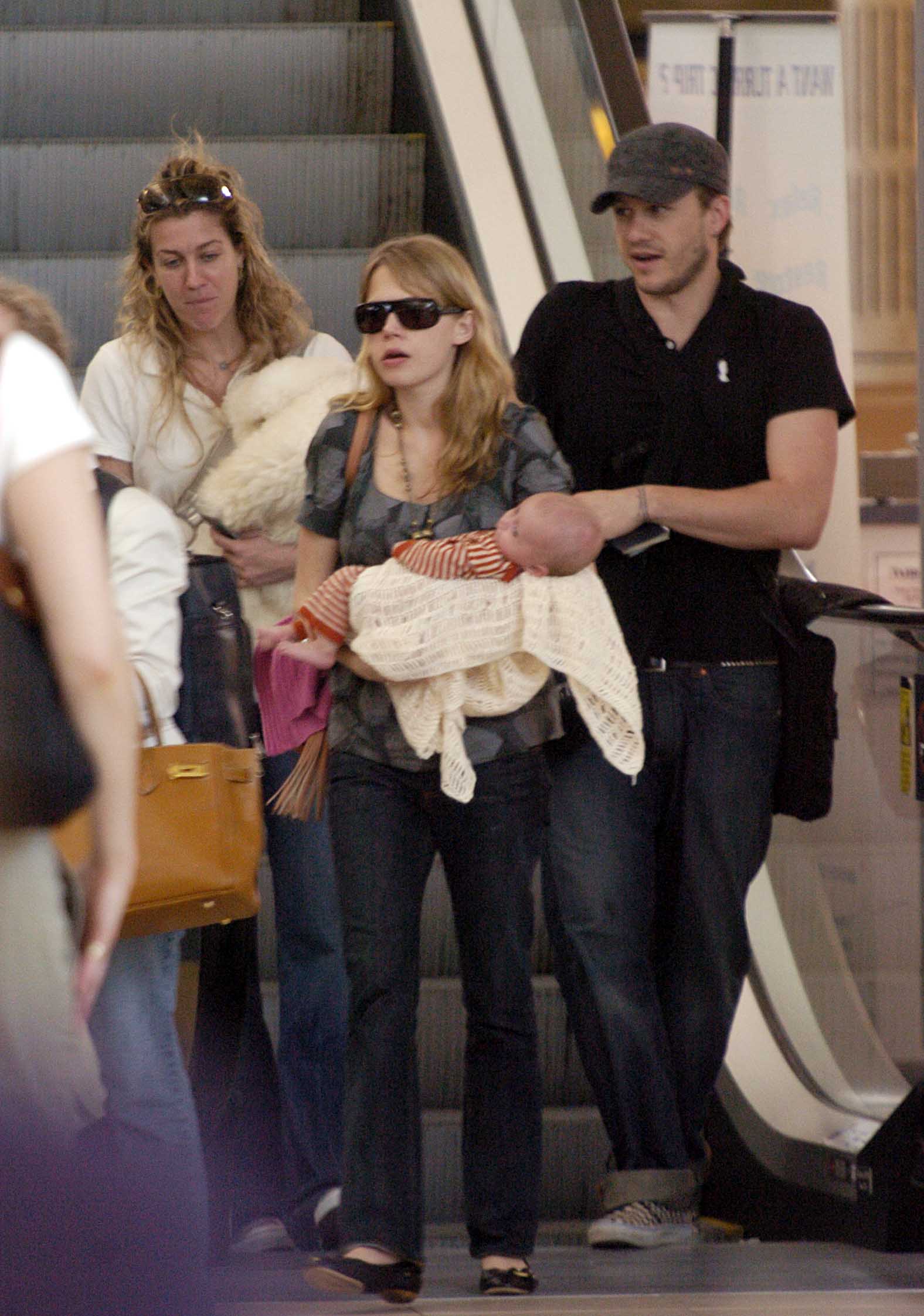 The actor, his wife and daughter leave Sydney International Airport for their New York home on January 14, 2006 in Sydney, Australia. | Source: Getty Images