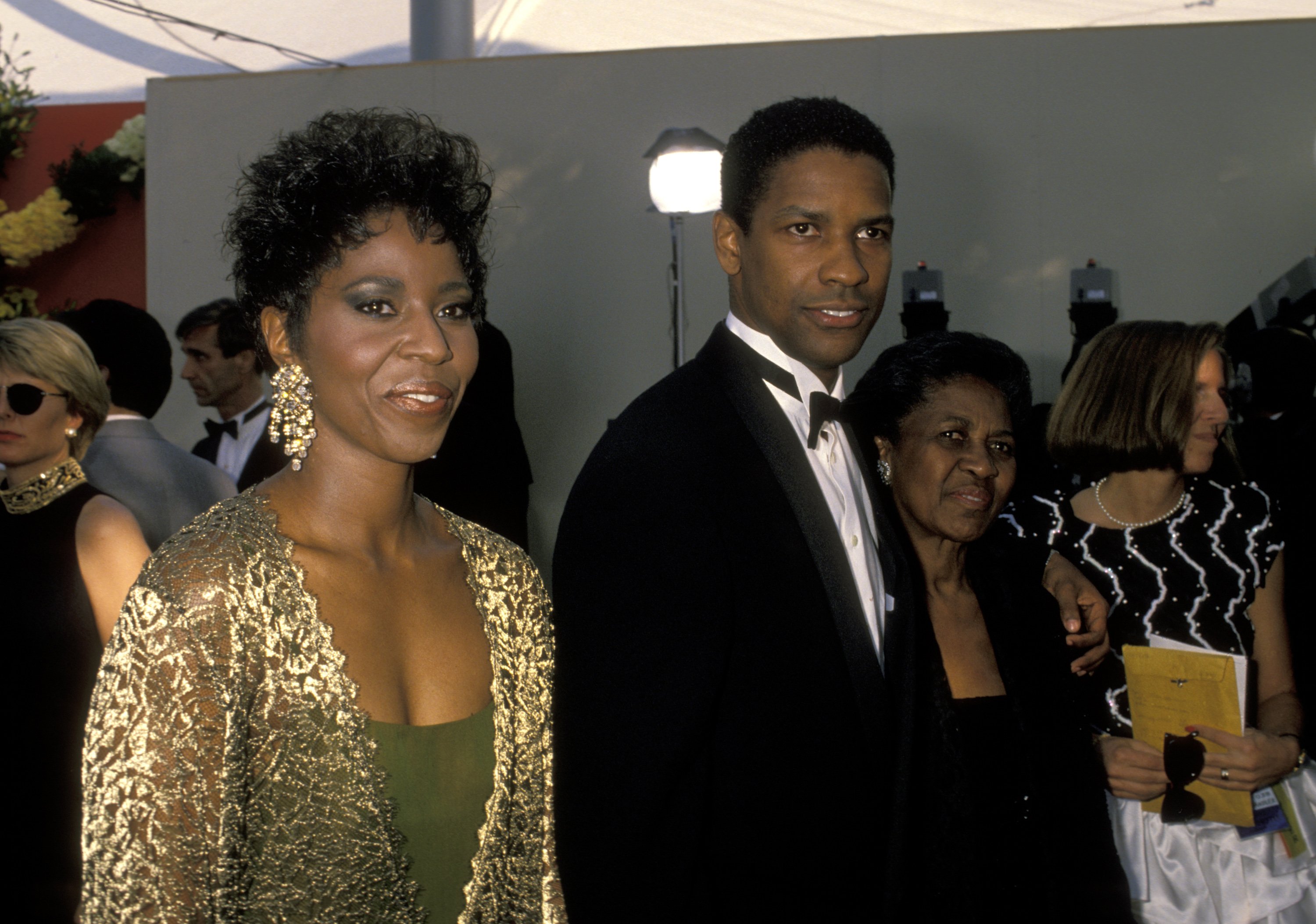 Denzel Washington with his mother Lennis and his wife Pauletta at the 62nd Annual Academy Awards in 1990. | Source: Getty Images 