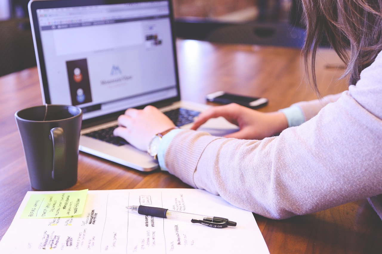 Woman working on a laptop | Source: Pexels