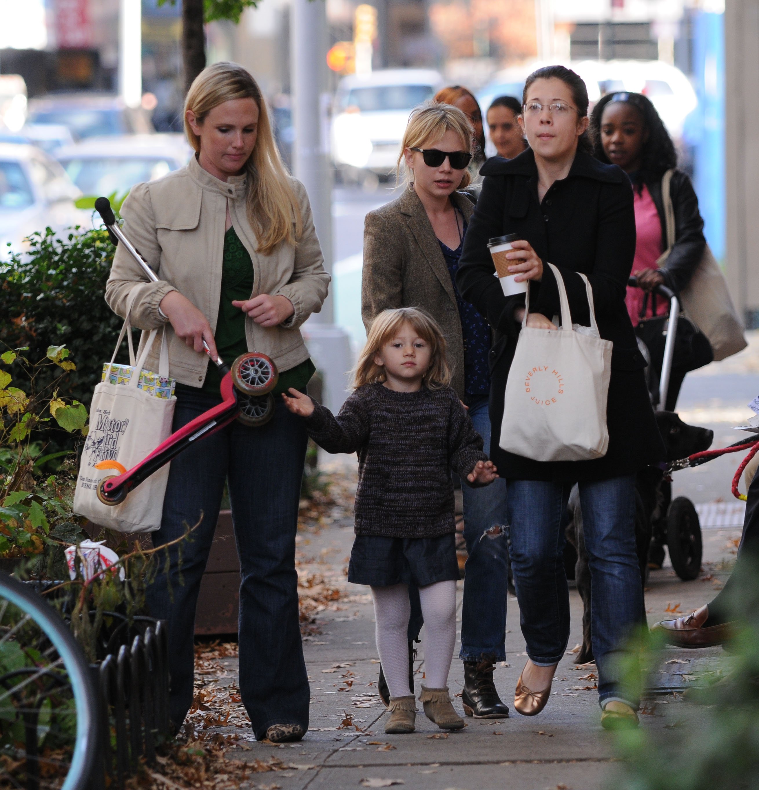 Actress Michelle Williams and her daughter Matilda are seen on October 30, 2009 in the Brooklyn borough of New York City. | Source: Getty Images