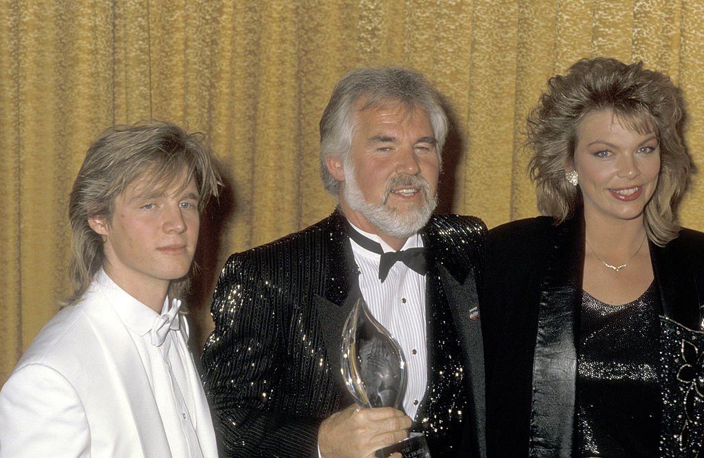 The late American singer with his firstborn son and daughter at the 12th Annual People's Choice Awards on March 11, 1986, in Santa Monica, California | Source: Getty Images