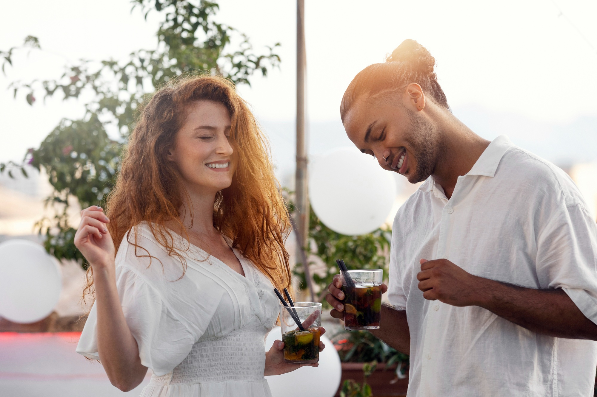 A man blushing while a woman talks to him | Source: Freepik