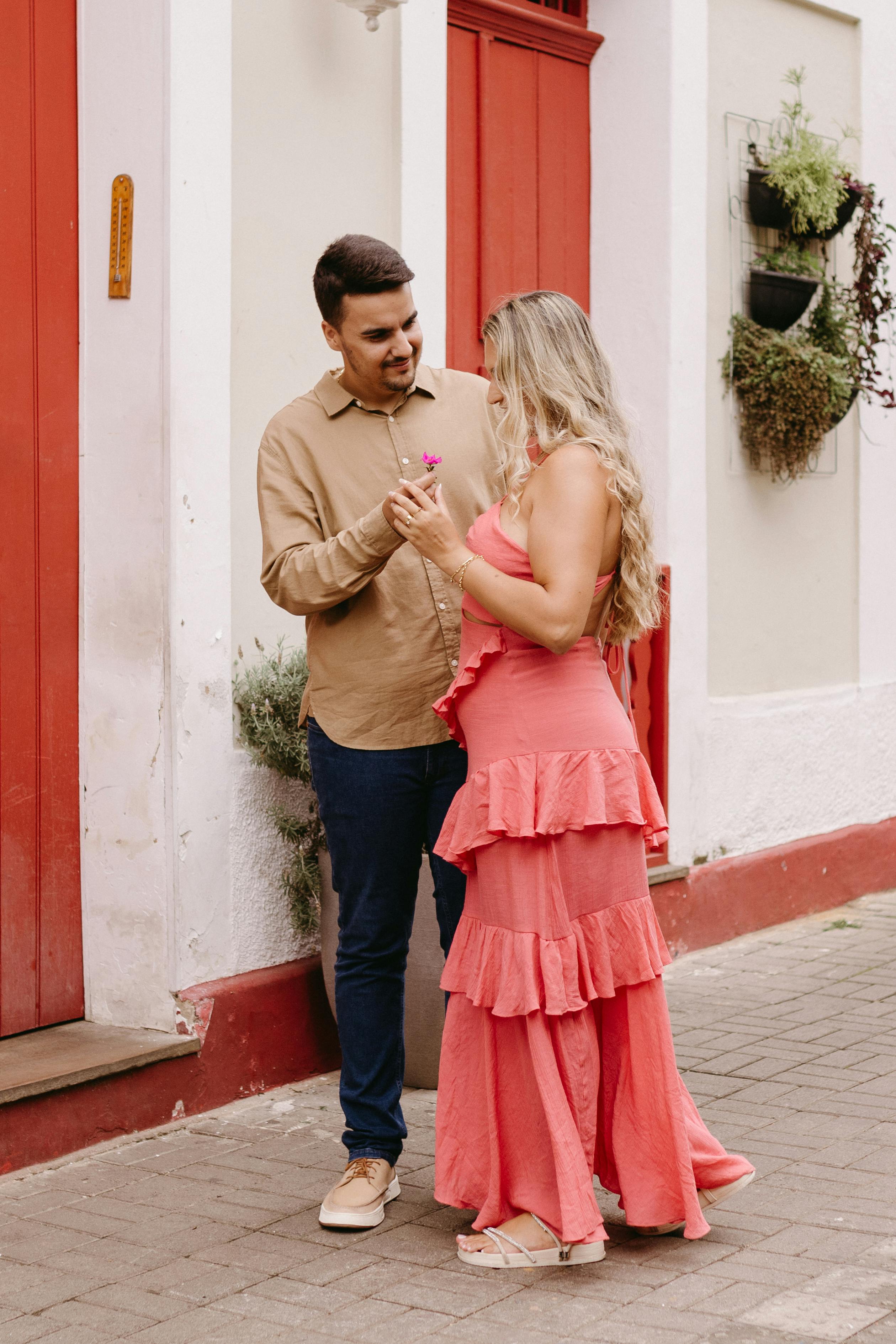 A man apologizing to a woman with a flower | Source: Pexels