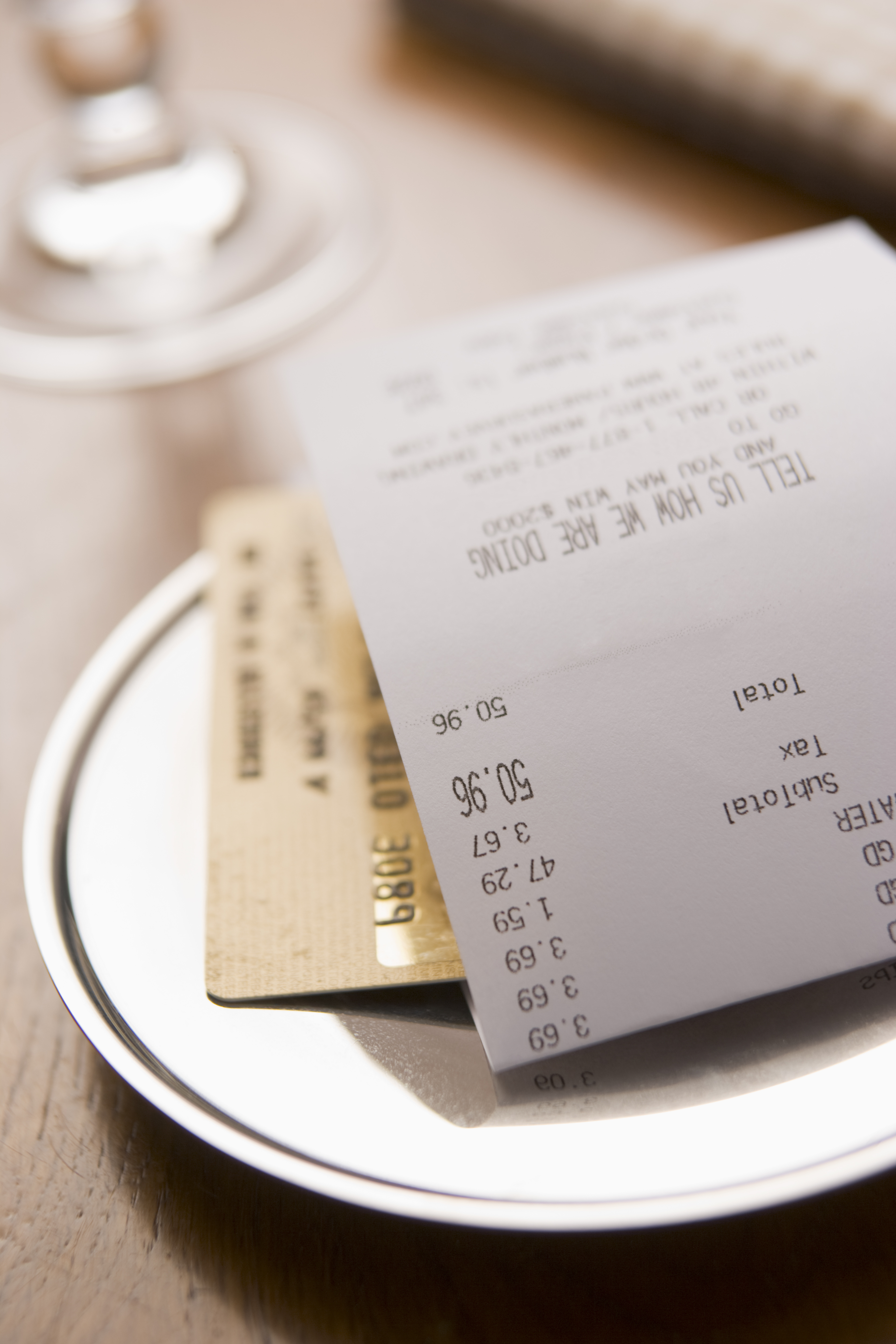 A restaurant bill and credit card | Source: Shutterstock
