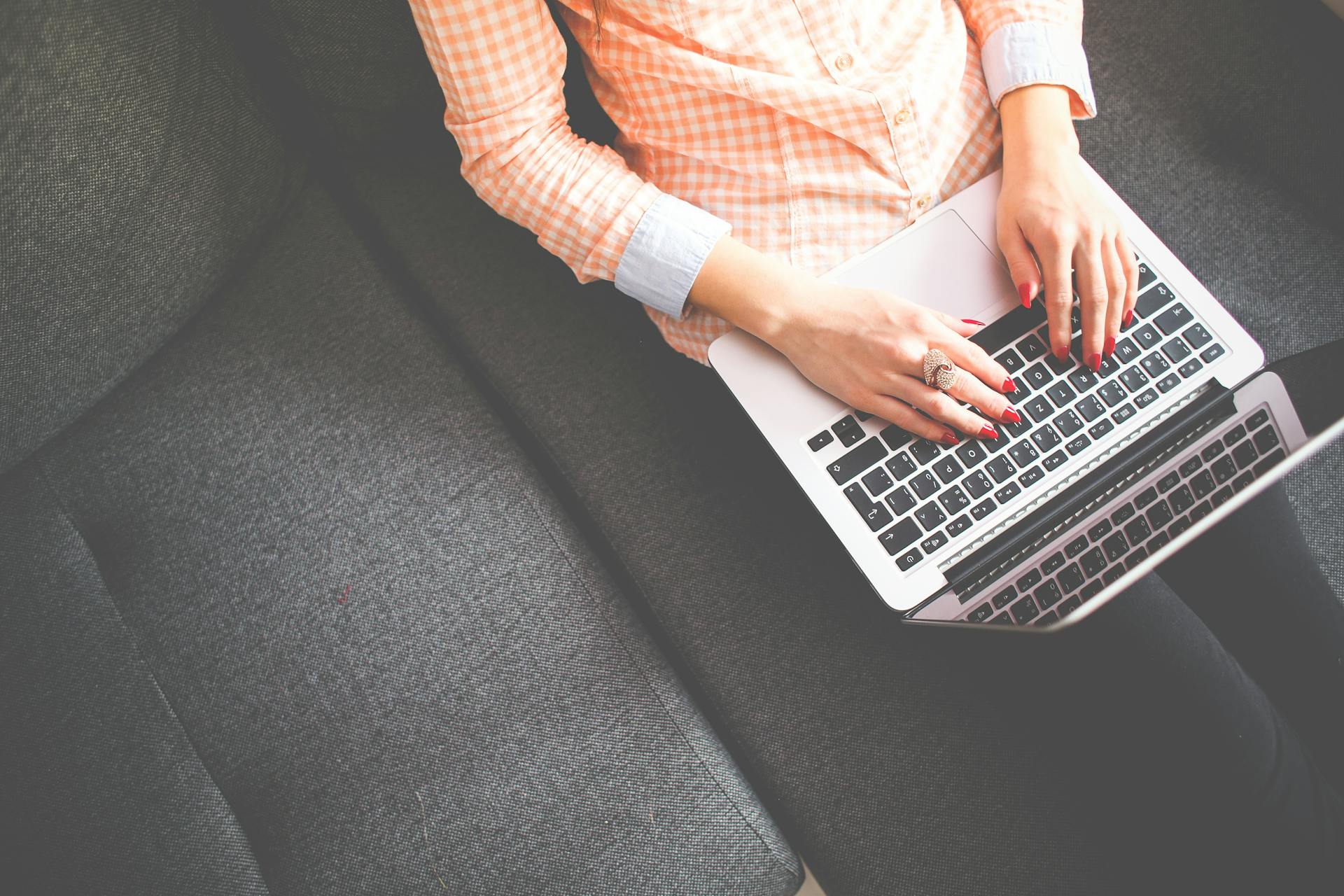 A woman using a laptop | Source: Pexels