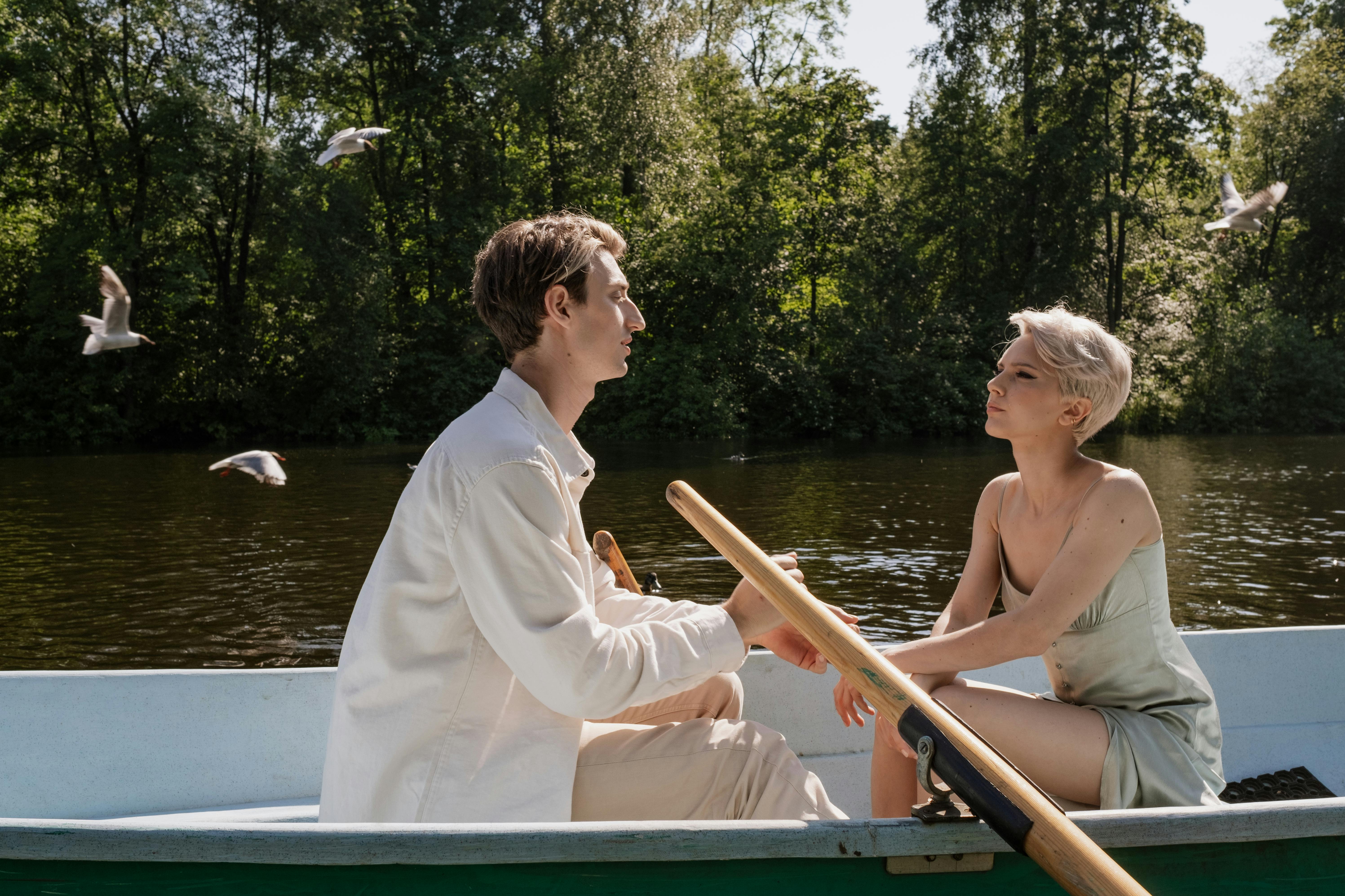 A couple on a boat | Source: Pexels