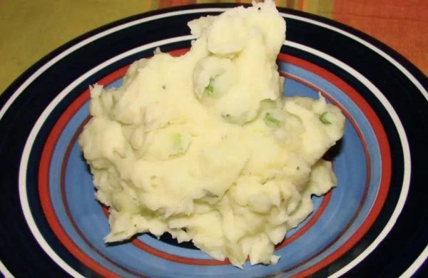 Mashed potatoes with sour cream and chives