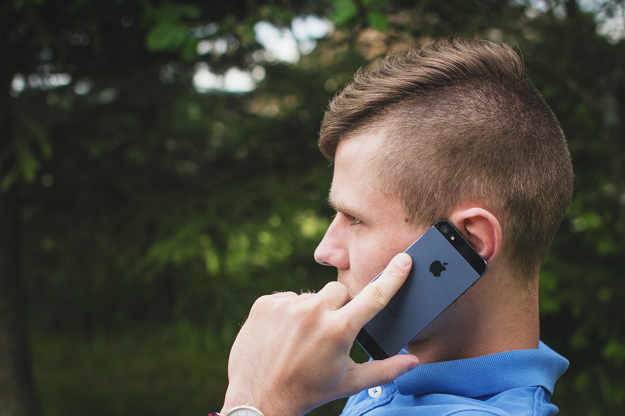 An angry-looking man talking on the phone | Source: Pixabay