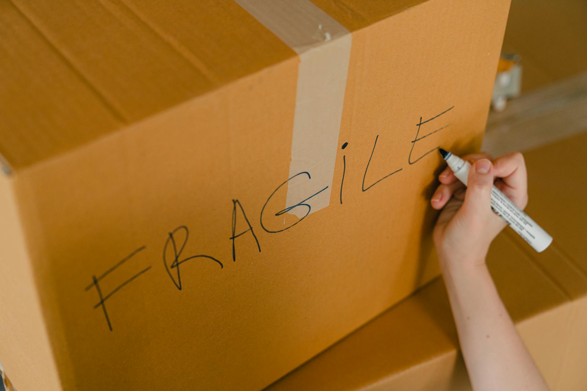 A box labeled fragile | Source: Pexels