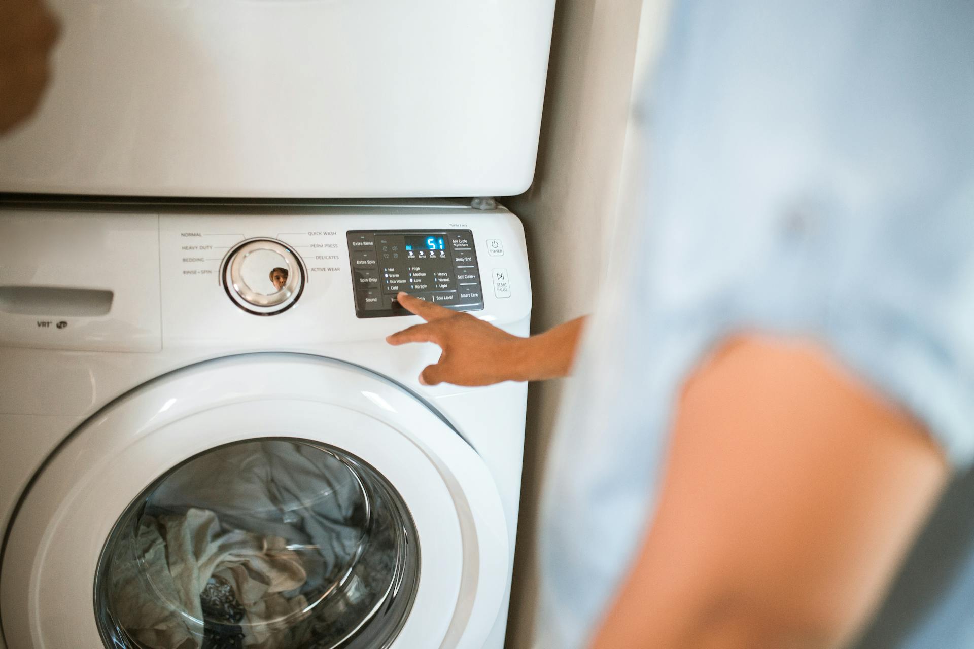 A person using a washing machine | Source: Pexels