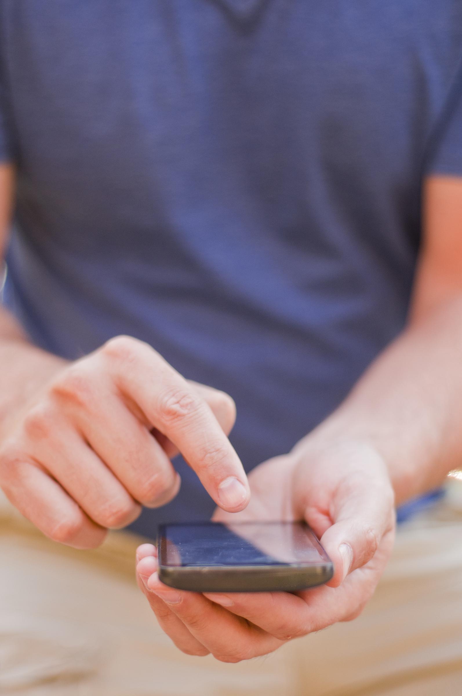 A man typing a message on his smartphone | Source: Freepik