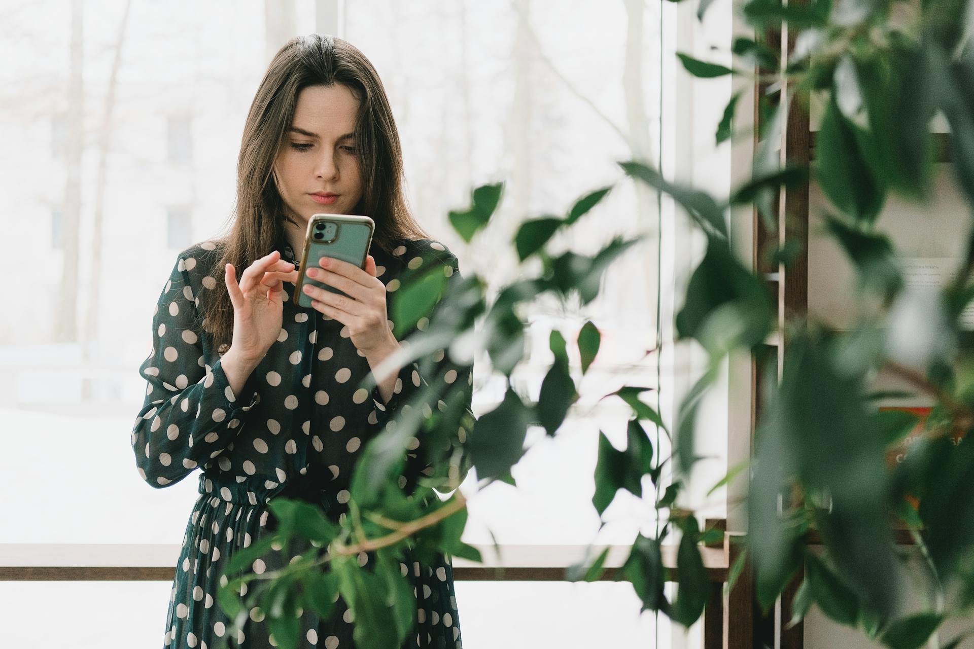 A woman typing a text on her smartphone | Source: Pexels