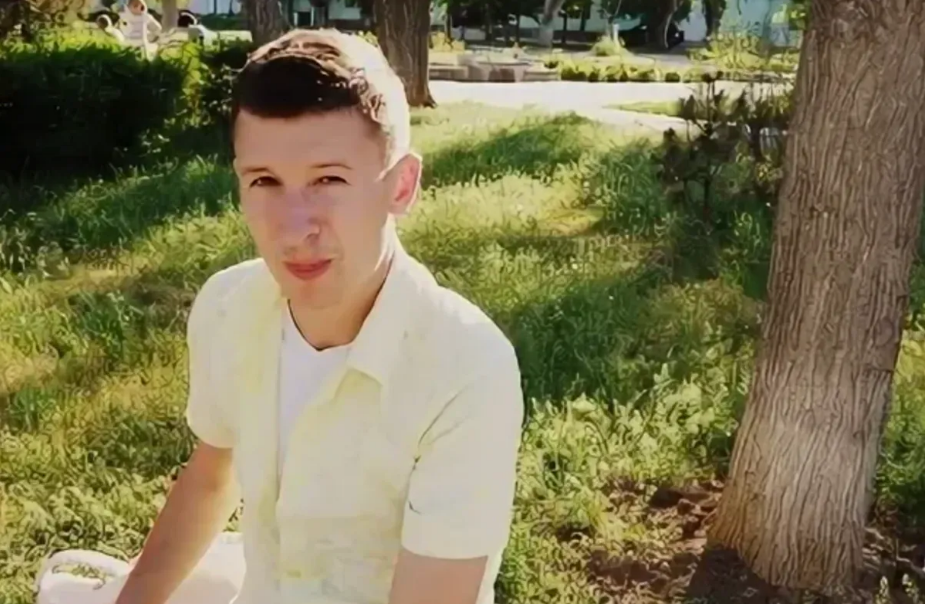 Teen boy near a tree | Source: Shutterstock